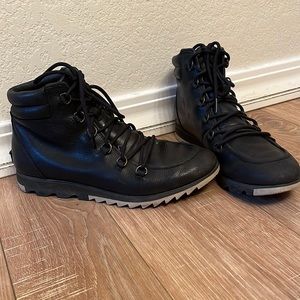SOREL HARLOW LEATHER WATERPROOF BOOTS
Women's size 10